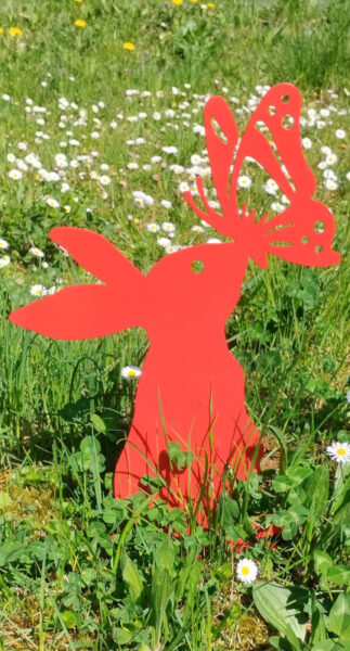 Roter_Osterhase_mit_Schmetterling